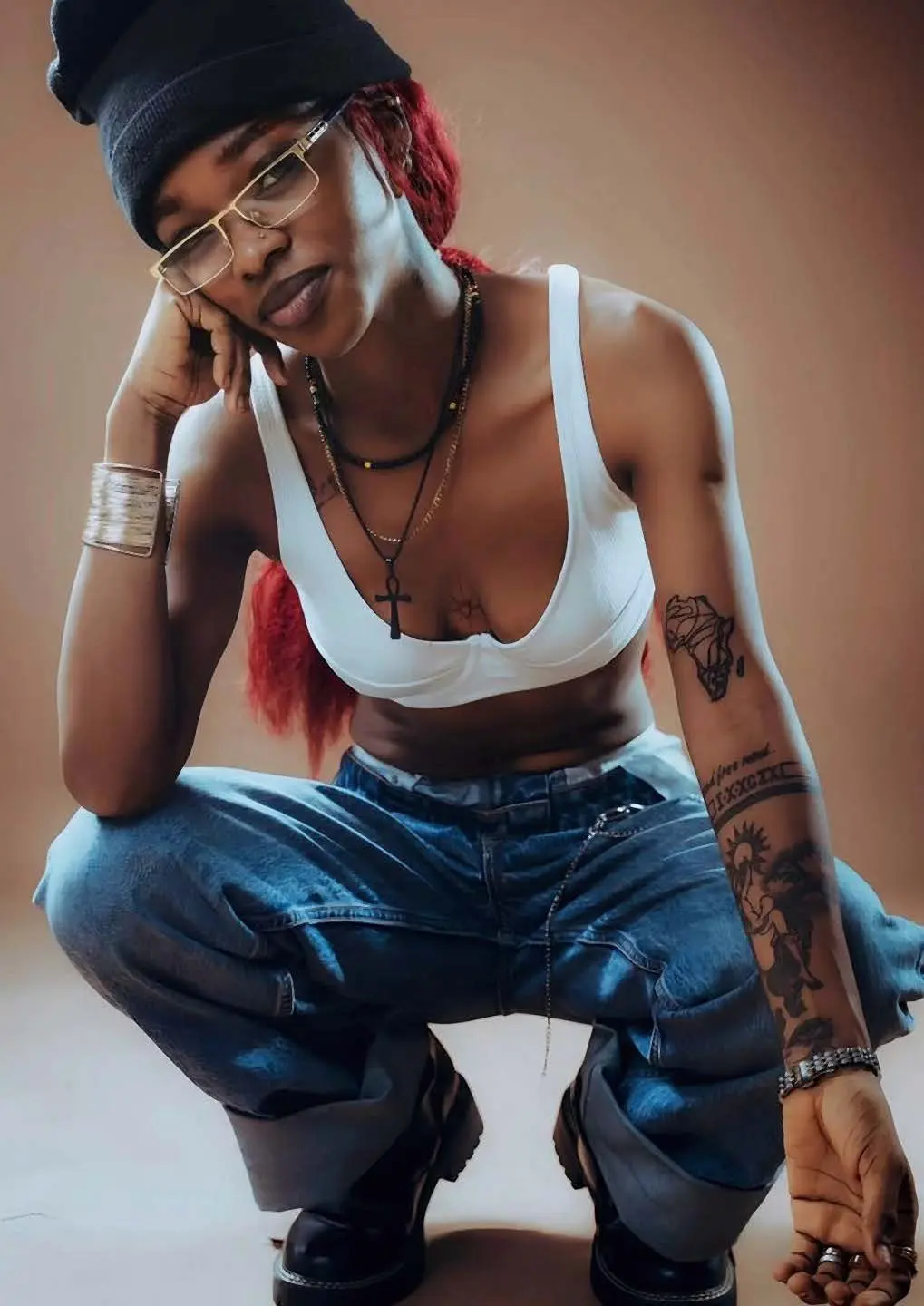 Portrait d’une artiste tatouée de la scène urbaine d’Abidjan