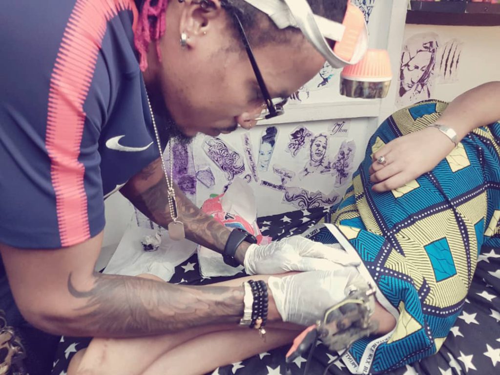 Cheney réalise un tatouage dans son atelier d’Angré Cocovico, à Abidjan