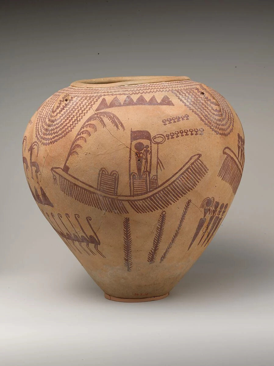 Vase égyptien prédynastique décoré, présenté comme un objet de contexte de la période de Nagada II.